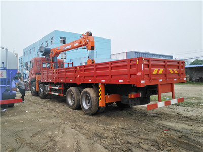 东风天龙石煤14吨随车吊 高效能重型作业的可靠伙伴