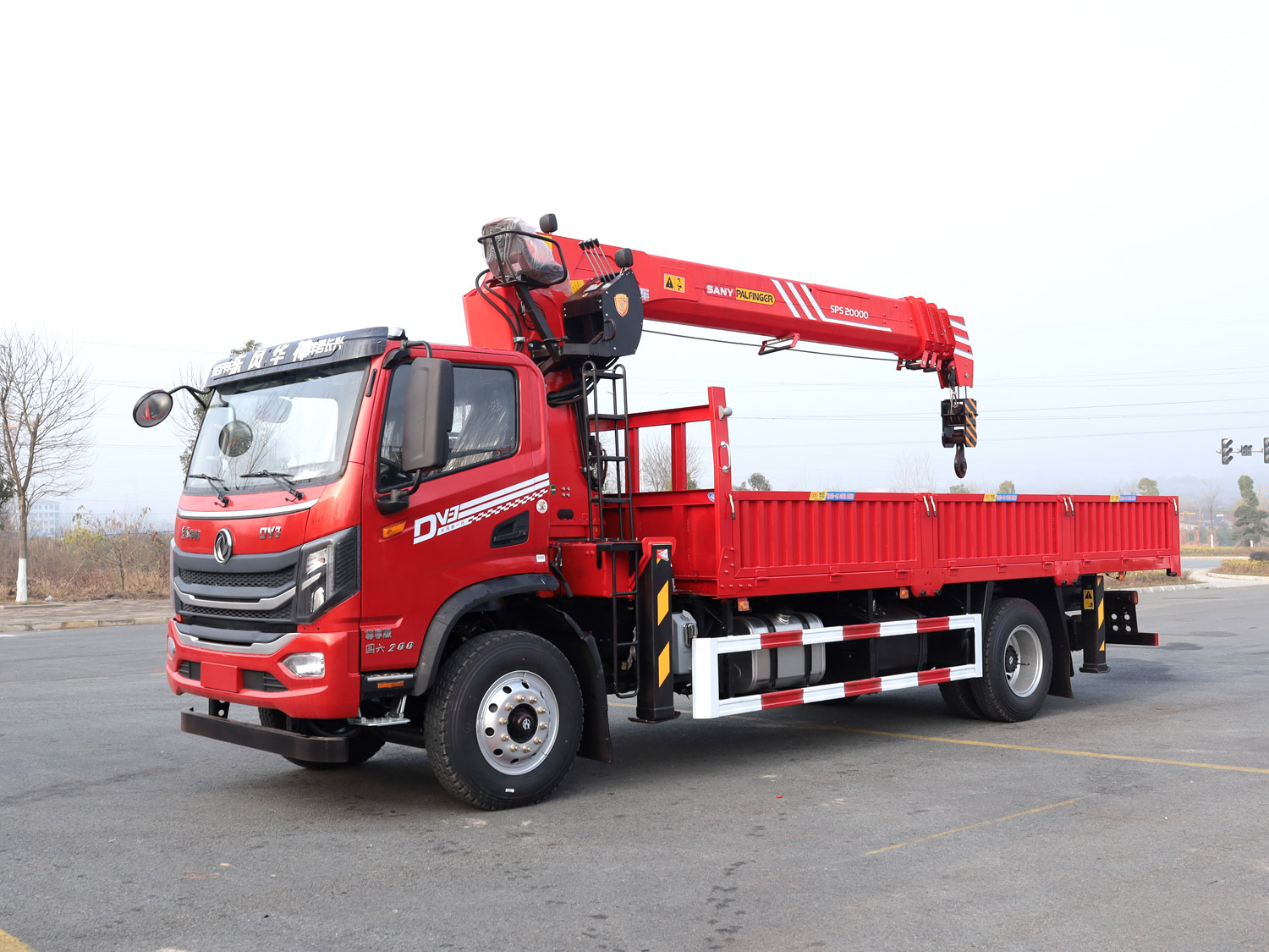东风华神DV3单排随车吊 高效灵活的工程运输解决方案